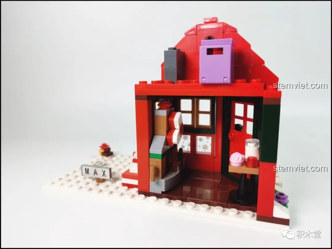 Bên trong ngôi nhà Giáng Sinh Forange FC6003, với các chi tiết nội thất và một chiếc hộp màu tím.