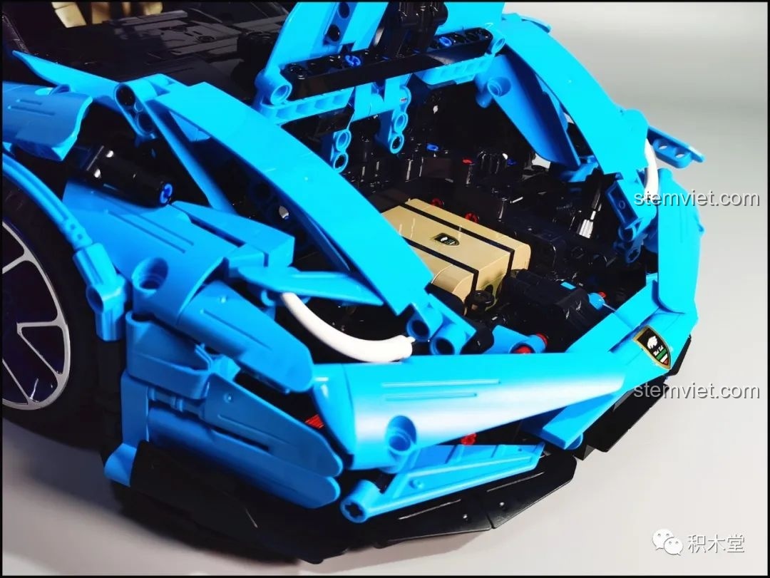 Nội thất chi tiết của đồ chơi lắp ghép Siêu xe Lamborghini Centenario nhìn từ trên xuống.