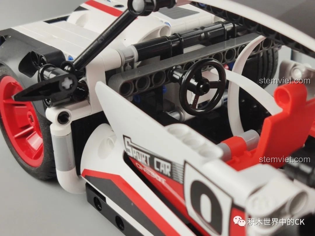 Nội thất đơn giản của Xe Đua Điều Khiển Từ Xa ONEBOT với vô lăng và ghế ngồi màu đỏ thể thao.