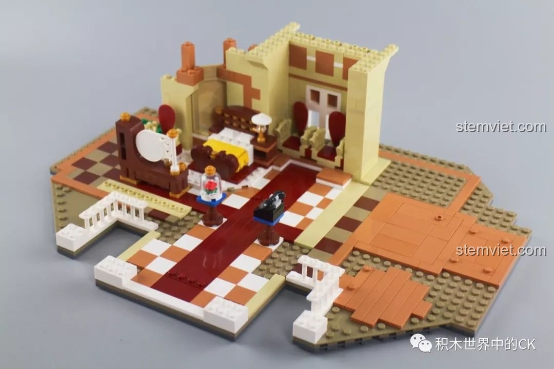 Lắp ráp nội thất phòng ngủ trong bộ lắp ráp Tòa lâu đài nguy nga, có giường, tủ và đóa hồng.