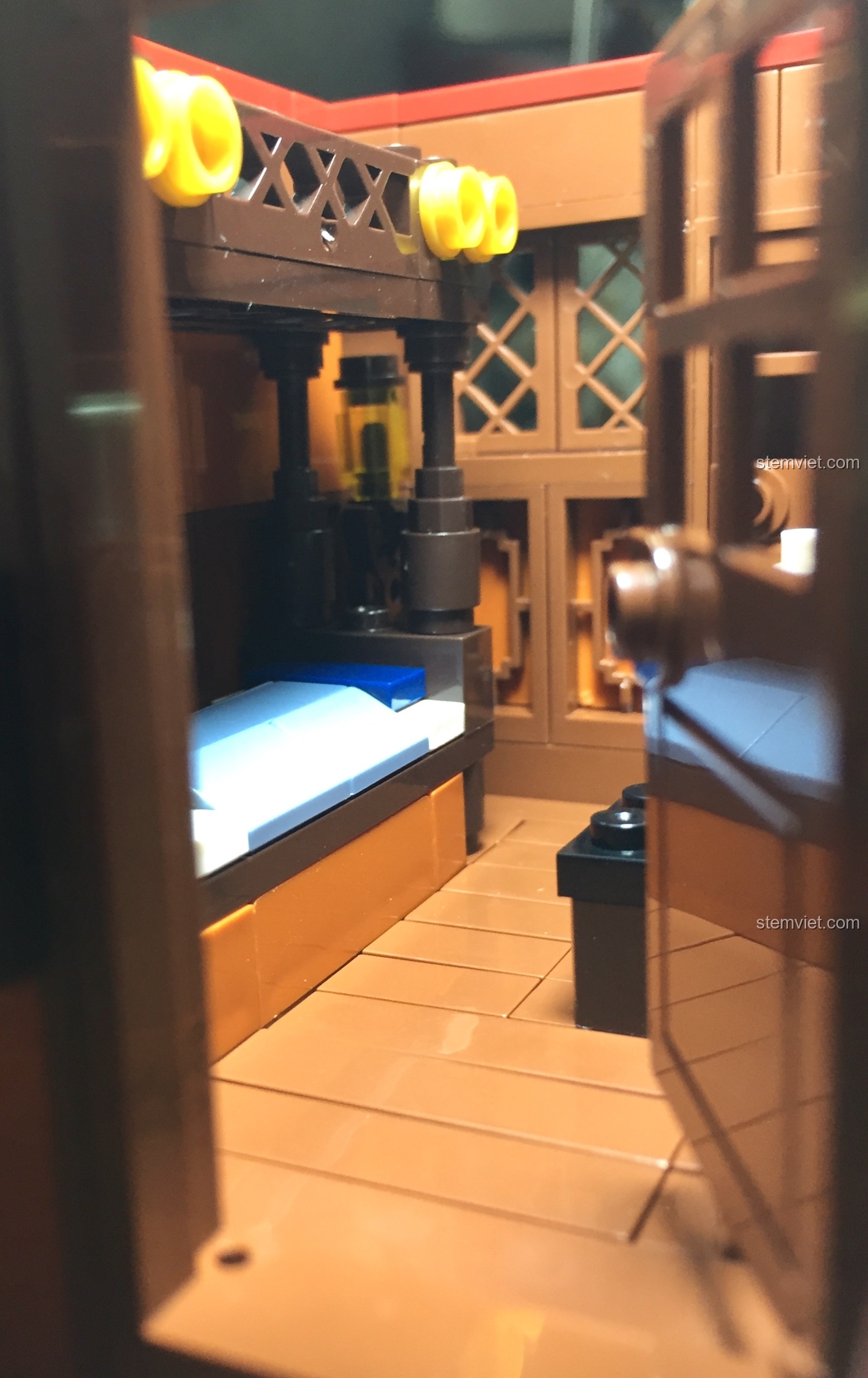 Không gian nội thất bên trong một phòng ngủ trên tầng hai của Vạn Phúc Khách Sạn.