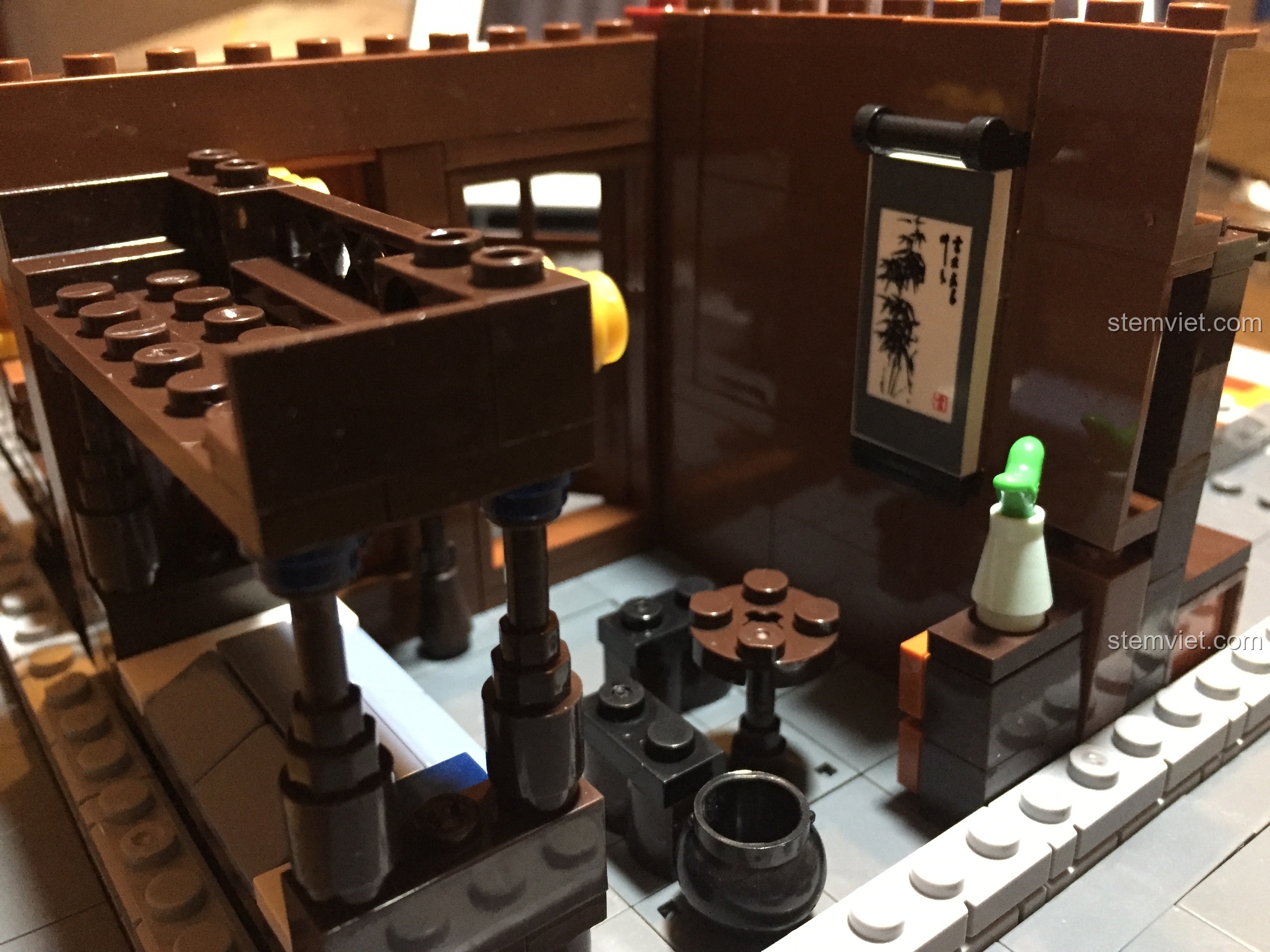 Nội thất phòng ngủ tầng một của Vạn Phúc Khách Sạn với giường, bàn trà và tranh thủy mặc trên tường.