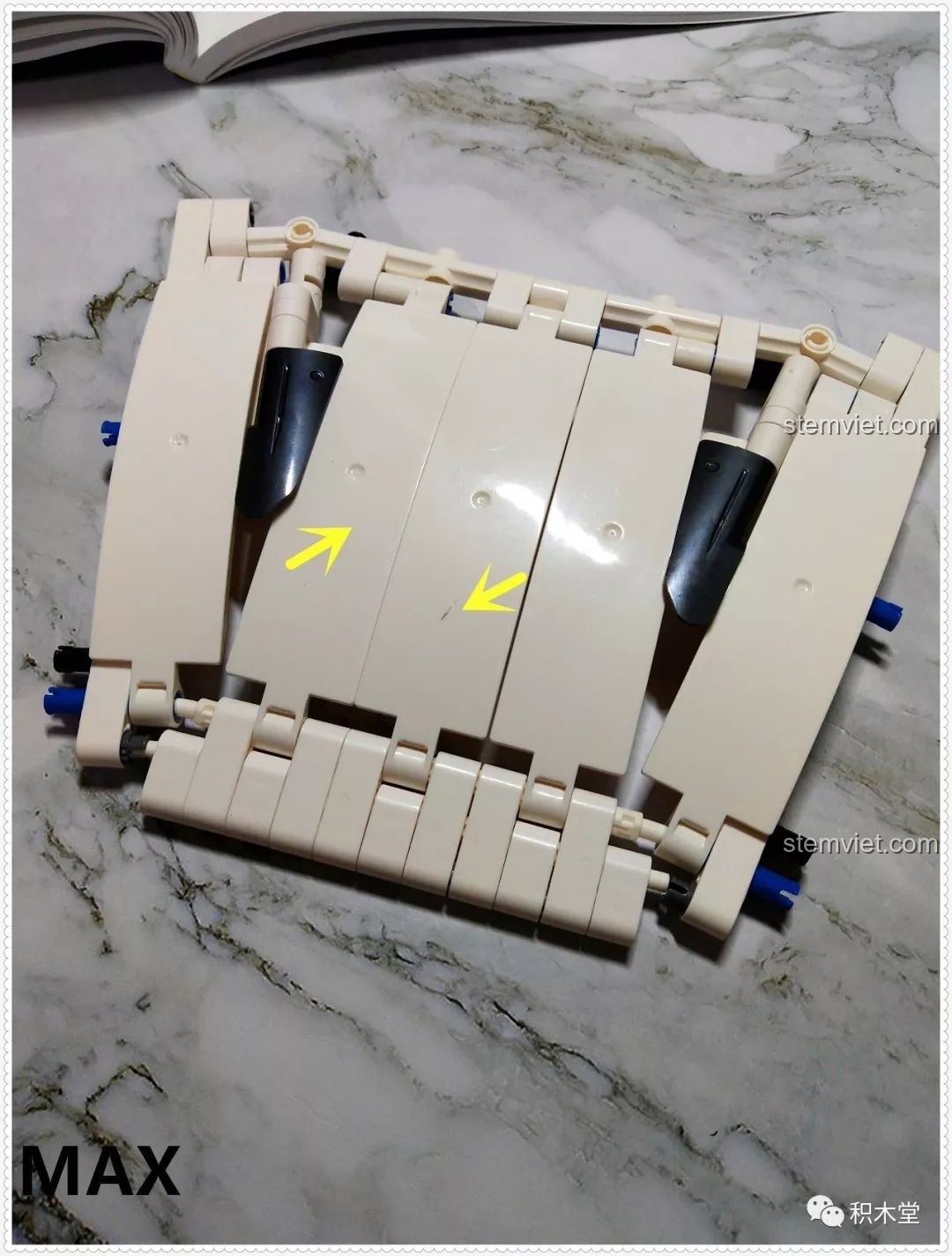 Bảng điều khiển và các chi tiết nội thất bên trong mô hình Qizhile 23010 Nissan GT-R, với các đồng hồ hiển thị.