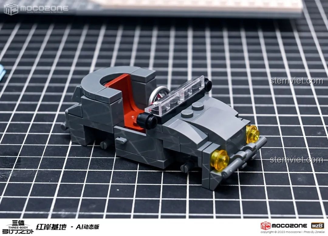 Cận cảnh nội thất sáng đèn của mô hình Hồng Ngạn Cơ Địa (Red Coast Base) Tam Thể.