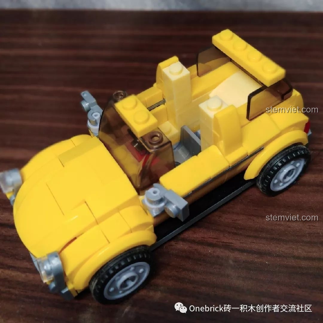Mô hình xe vàng Sluban ModelBricks M38-B0706C với phần mui xe được mở ra, lộ rõ cấu trúc bên trong và ghế ngồi.