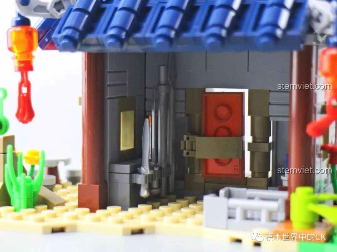 Chi tiết nội thất bên trong võ đài của bộ lắp ghép SY1404 Võ Đài Đại Chiến Rồng Thần, với các vật dụng nhỏ.