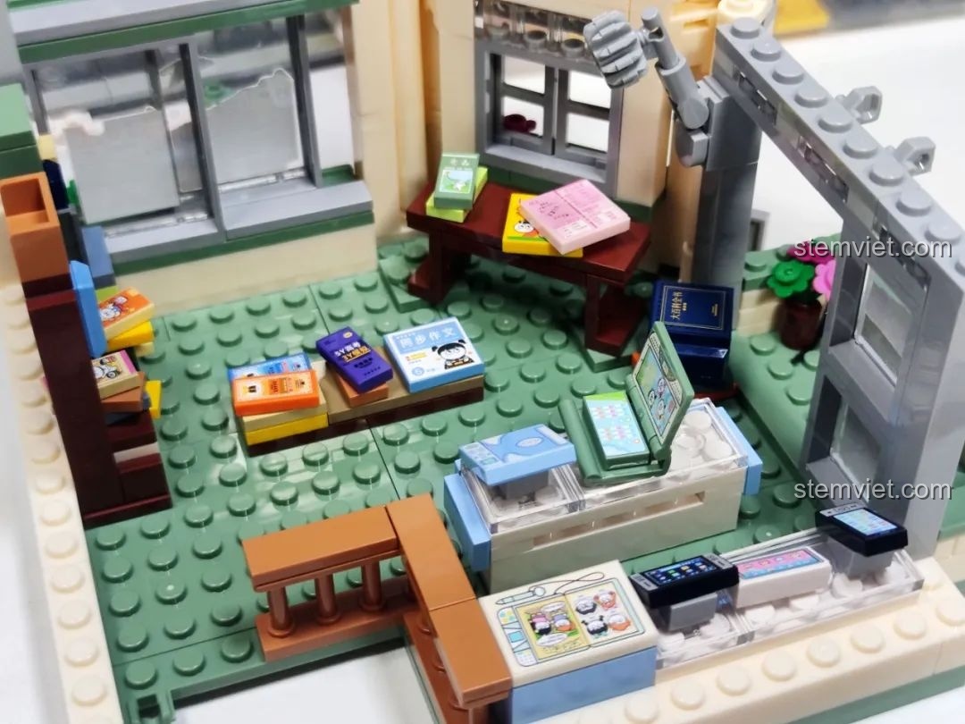 Nội thất tầng hai của hiệu sách trong mô hình Wekki 516954, với nhiều chồng sách và bàn ghế.