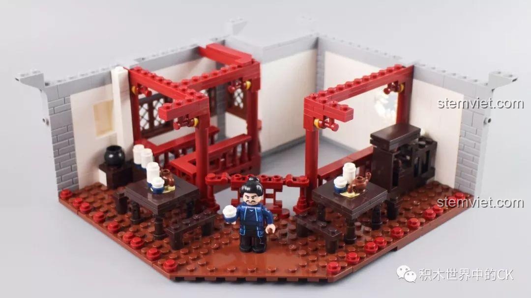 Lắp ráp nội thất tầng hai của Trà Quán Hương茗 với bàn trà và cột trụ màu đỏ.