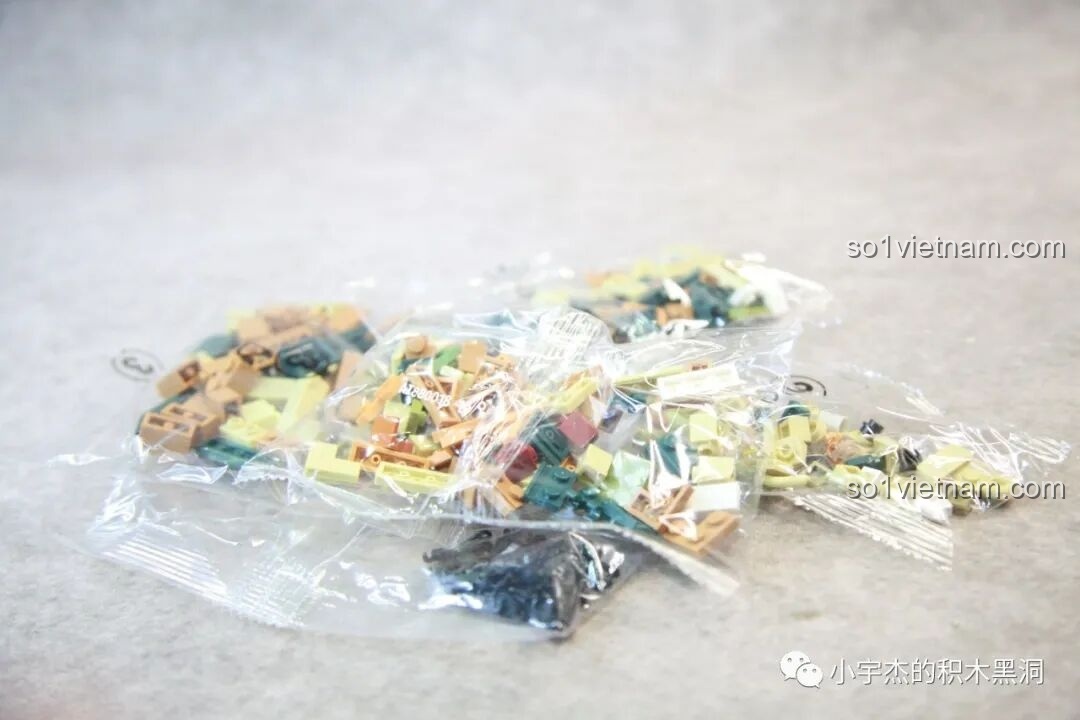 Cận cảnh nội thất tầng lầu của đồ chơi inbrixx 880018 Ngôi Nhà Nhật Bản Kumamon, với giường ngủ và tủ đồ.