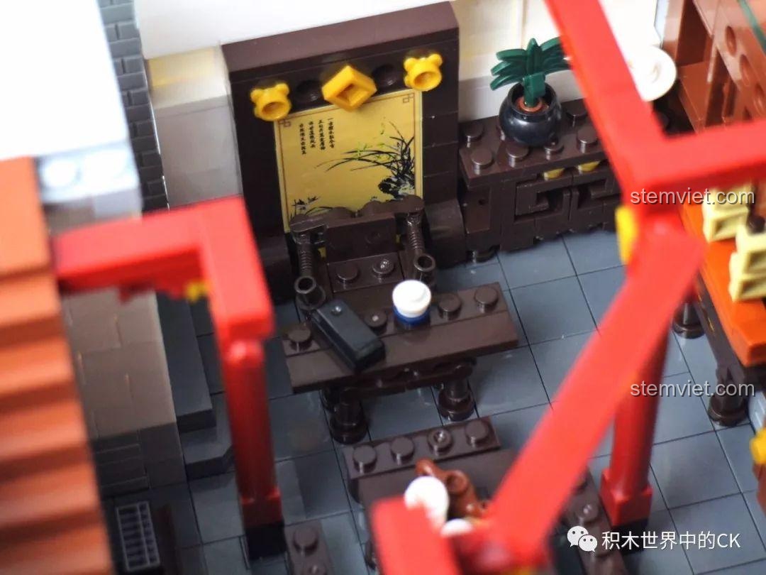 Nội thất chi tiết của tầng một Trà Quán Hương茗 với bàn ghế, quầy bar và cầu thang.