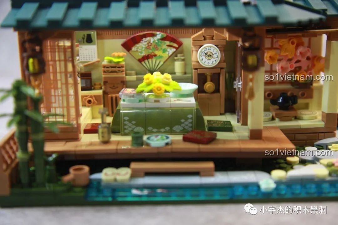 Nội thất tầng trệt của đồ chơi inbrixx 880018 Ngôi Nhà Nhật Bản Kumamon, với bàn trà và các vật dụng nhỏ.