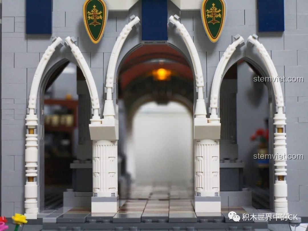 Nội thất tầng trệt của mô hình Lâu đài Disney với bàn ăn, hiệp sĩ và các chi tiết trang trí.