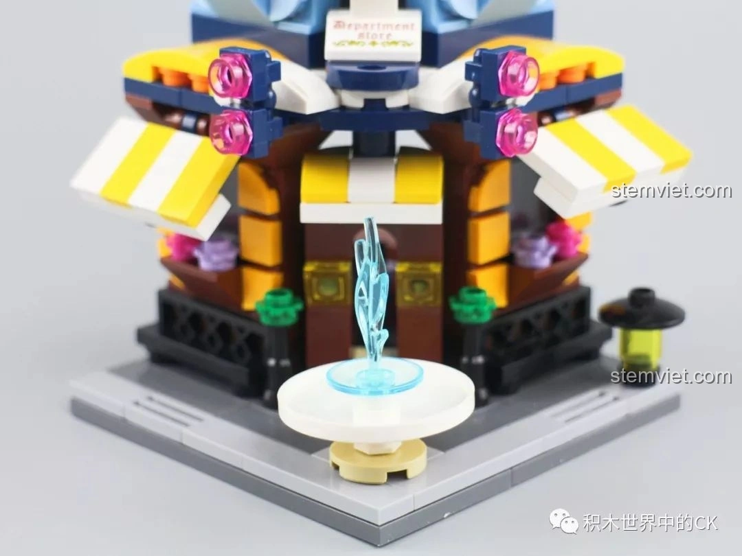 Góc nhìn cận cảnh nội thất tầng trệt của Trung Tâm Thương Mại Keepplay C0105, với quầy và các chi tiết nhỏ.