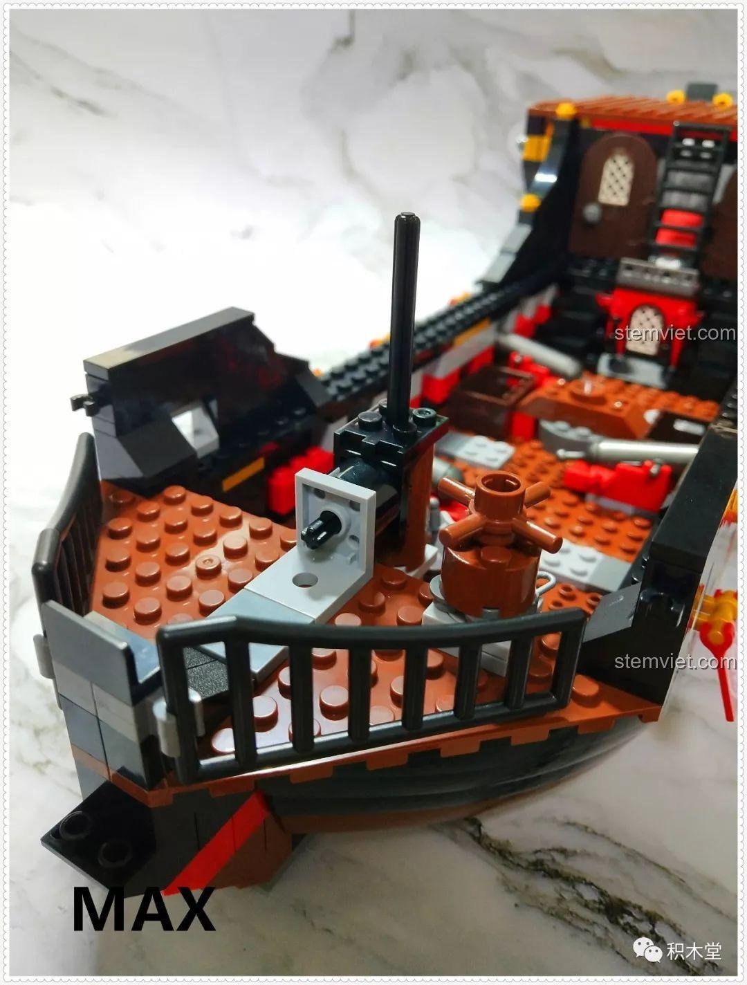 Nội thất Tàu Cướp Biển Skull Adventure QL1801 với bản đồ kho báu.