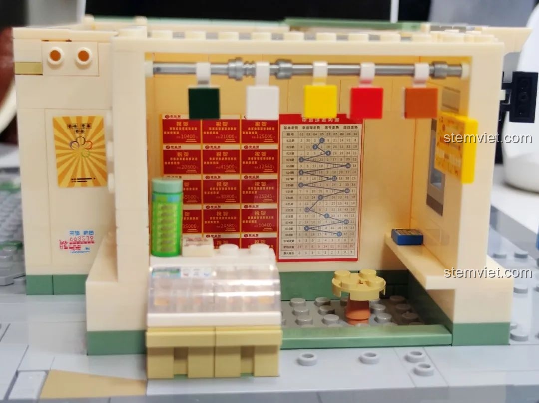 Nội thất bên trong tiệm xổ số Vận May của mô hình Wekki 516954, với bảng kết quả và quầy vé.