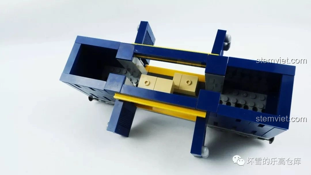 Góc nhìn từ trên cao vào nội thất toa hàng của KAZI KY98220 Tàu Hỏa Đông Phong 11Z khi mái được tháo, cho thấy ba thùng hàng bên trong.