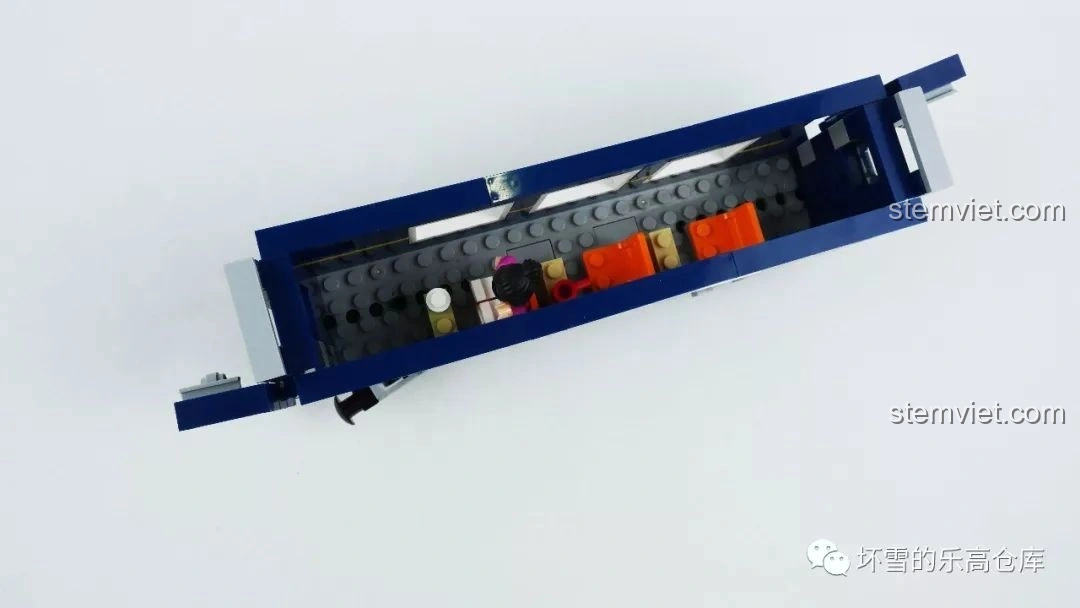 Góc nhìn từ trên cao vào nội thất toa khách của KAZI KY98220 Tàu Hỏa Đông Phong 11Z khi mái được tháo, cho thấy ghế ngồi và lối đi.