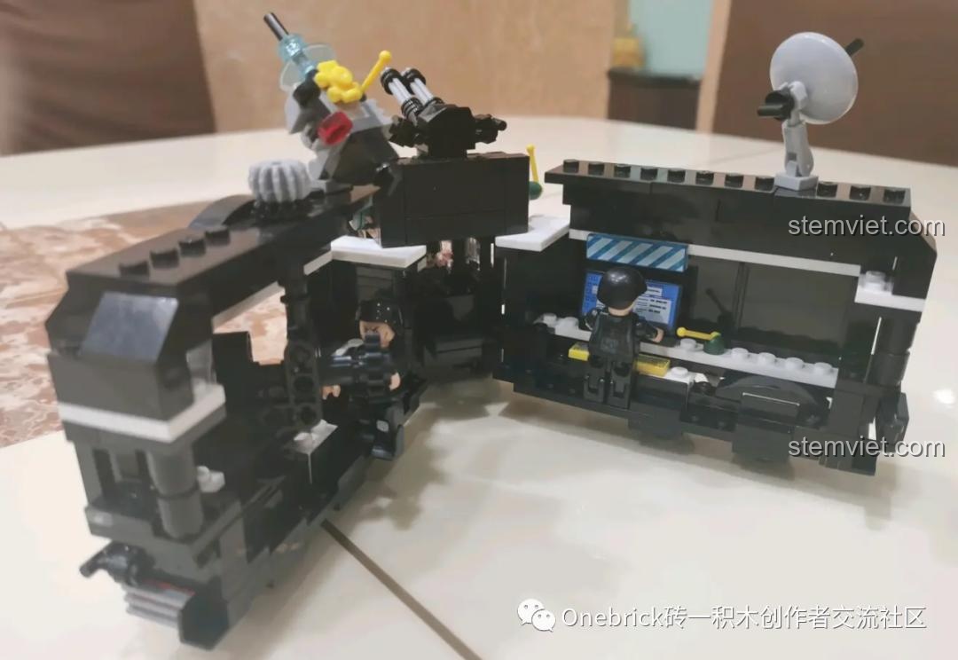 Nội thất bên trong trạm chỉ huy di động của bộ CAYI 1576 với các chi tiết máy tính và bảng điều khiển.