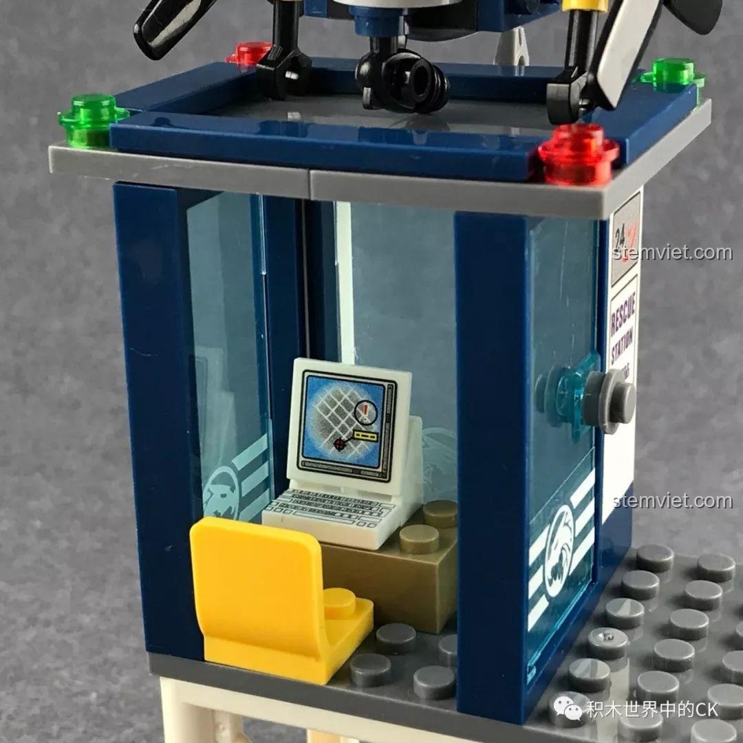 Nội thất bên trong phòng điều khiển của trạm cứu hộ, có máy tính và ghế màu vàng.