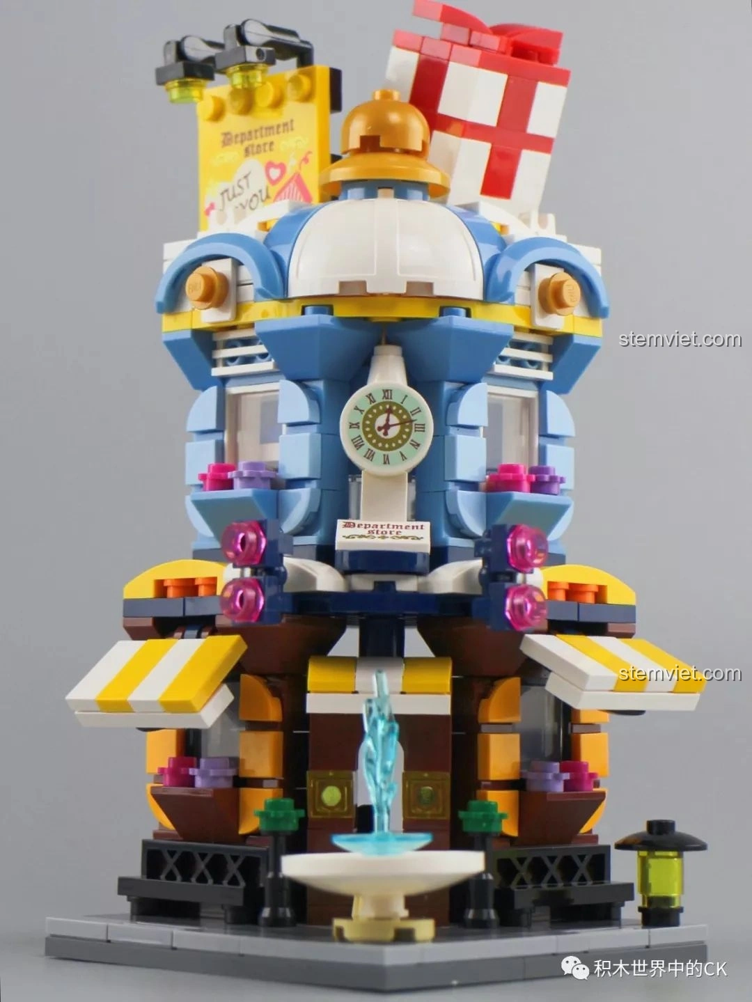 Nội thất bên trong mô hình Trung Tâm Thương Mại Keepplay C0105, với các kệ trưng bày sản phẩm.