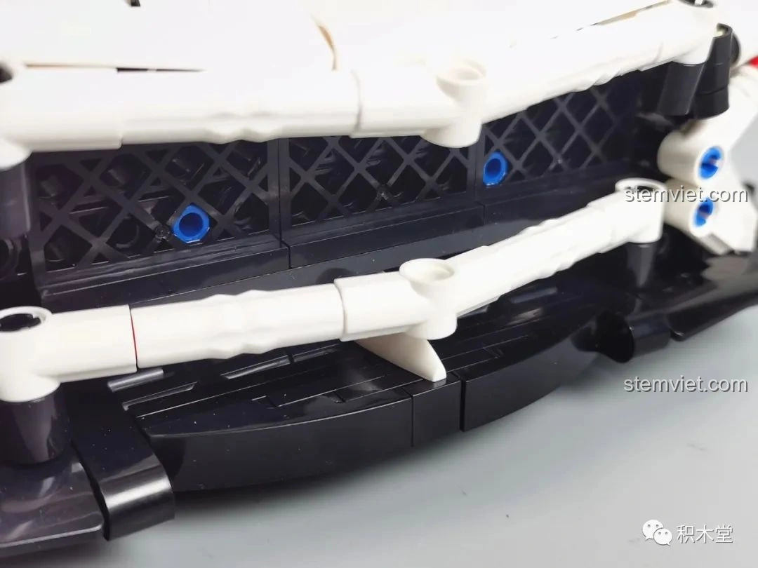 Góc nhìn nội thất từ kính chắn gió của mô hình Feifan F10002 Lamborghini Aventador SVJ Roadster, cho thấy độ 'bẹt' của xe.