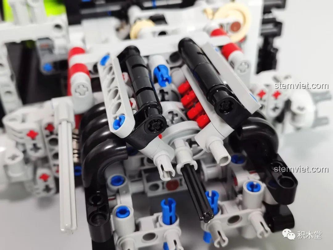 Nội thất của mô hình TGL T5023 với các ghế ngồi đã được lắp vào vị trí, tạo nên không gian bên trong xe.