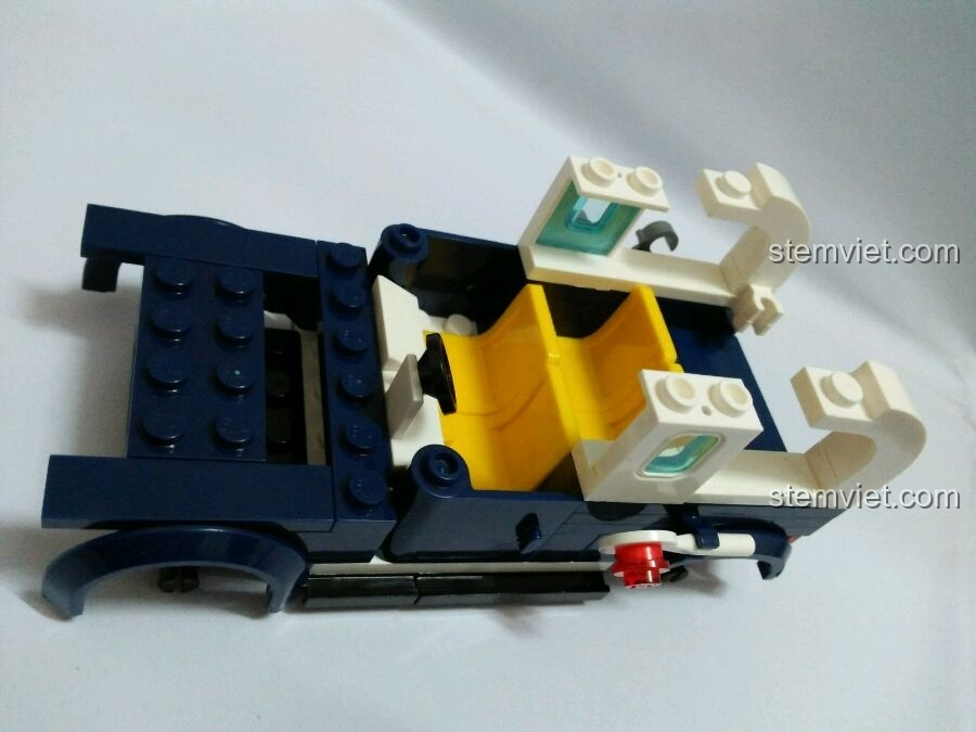 Phần nội thất và cabin của xe cảnh sát Enlighten 1906 đang được lắp ráp, với ghế ngồi màu vàng.