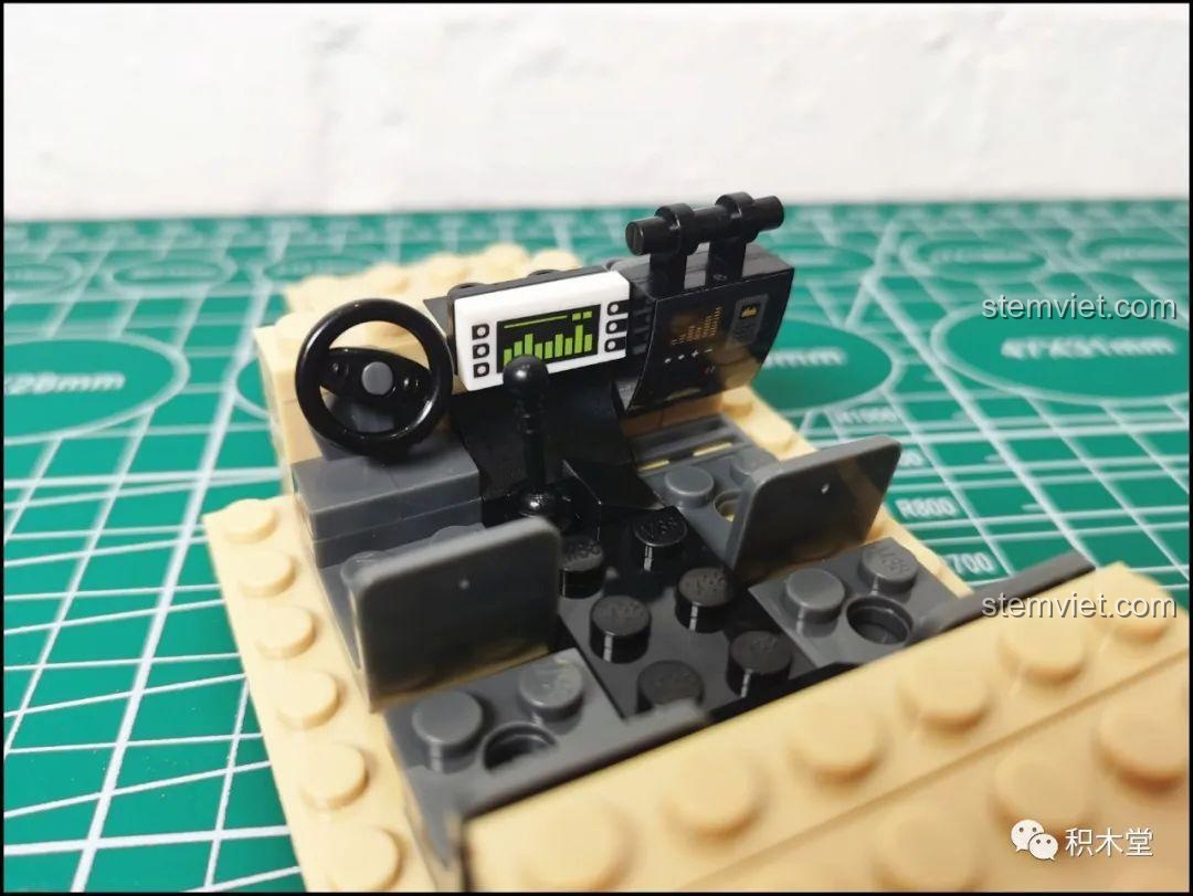 Lắp ráp nội thất bên trong xe địa hình Hummer H1 Sluban M38-B0837 với ghế và bảng điều khiển.