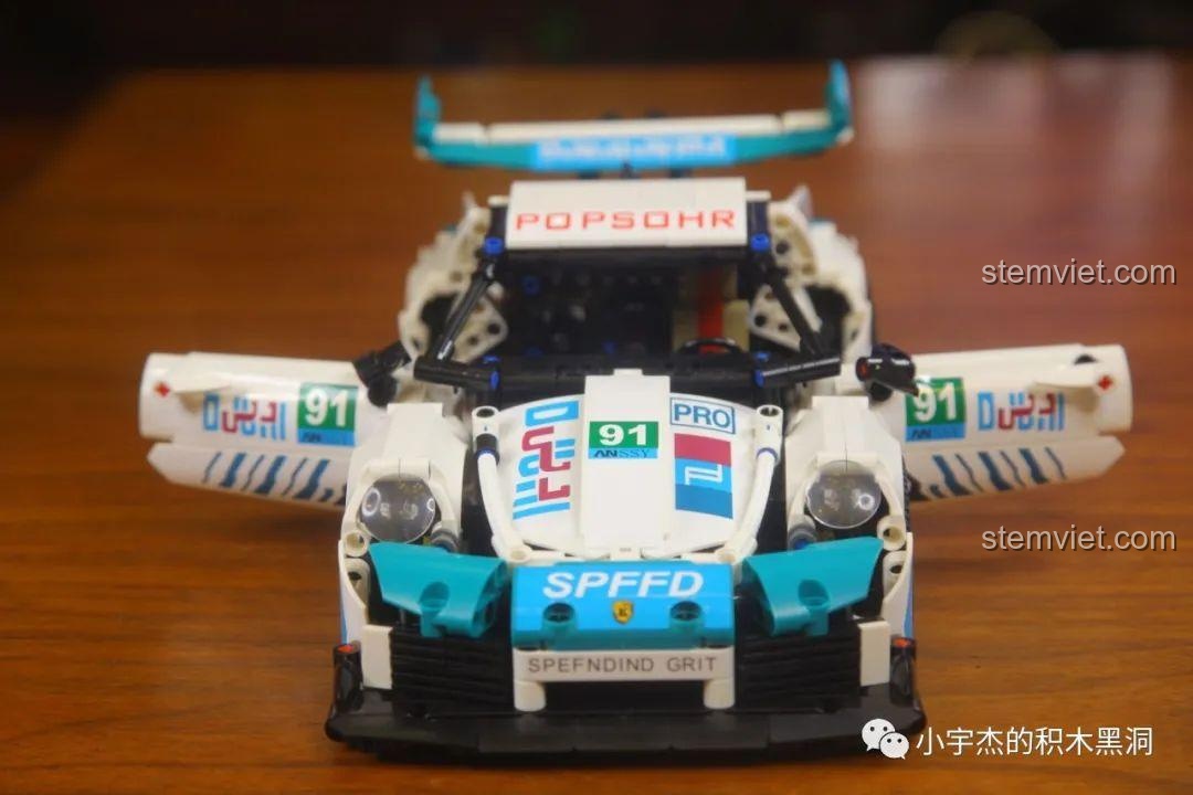 Góc nhìn từ trên xuống của mô hình KBOX 10214 với hai cửa đang mở rộng.