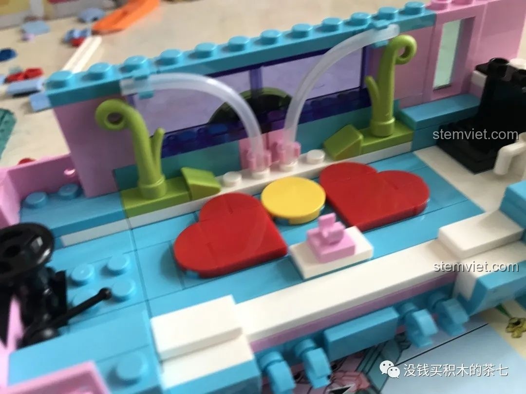 Nội thất bên trong xe phỏng vấn SEMBO 604001 với ghế hình trái tim và các chi tiết trang trí.