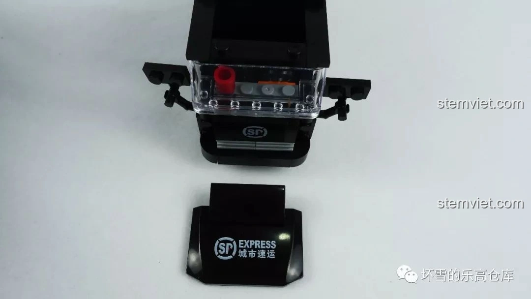 Mái xe tải SP City Express của KAZI KY98220 Tàu Hỏa Đông Phong 11Z được tháo rời, lộ ra nội thất với chi tiết cốc đỏ.