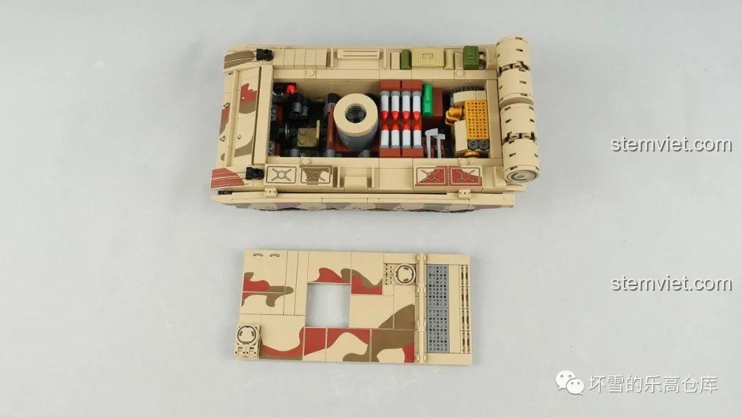 Mô hình xe tăng 88A Sembo 203127 với phần nóc được tháo rời hoàn toàn, cho phép nhìn rõ toàn bộ nội thất và các chi tiết bên trong.