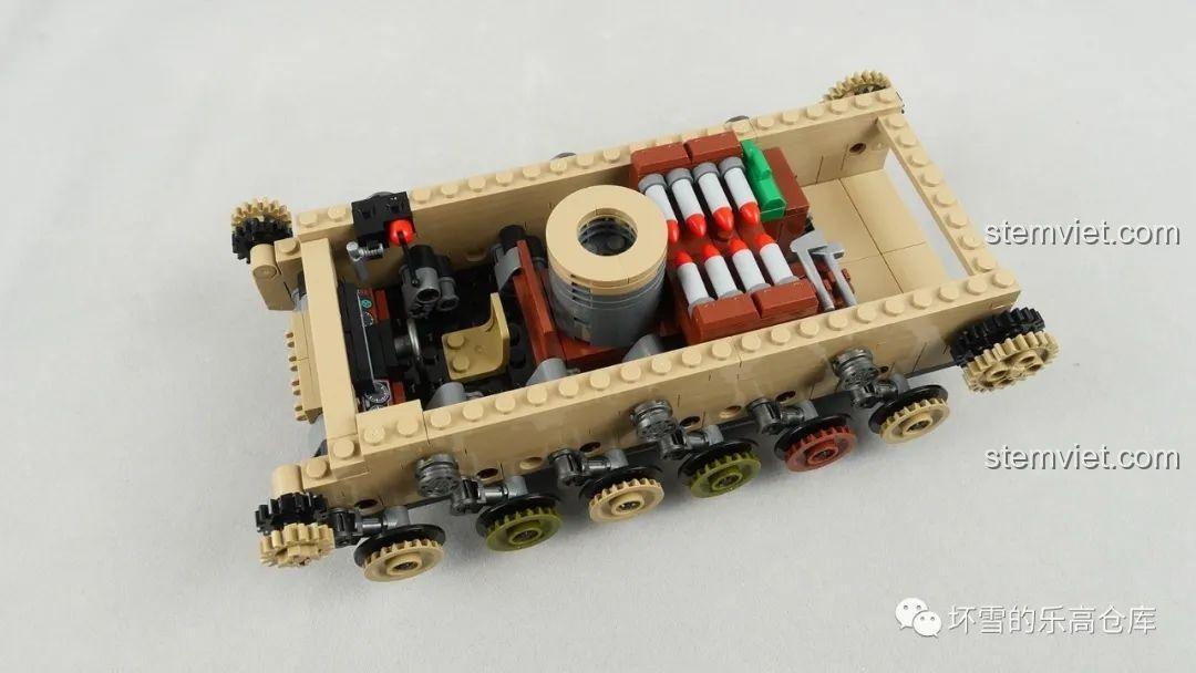 Nội thất bên trong mô hình xe tăng 88A Sembo 203127 khi tháo rời phần nóc, lộ rõ cấu trúc ba khoang: lái, chiến đấu và động cơ.