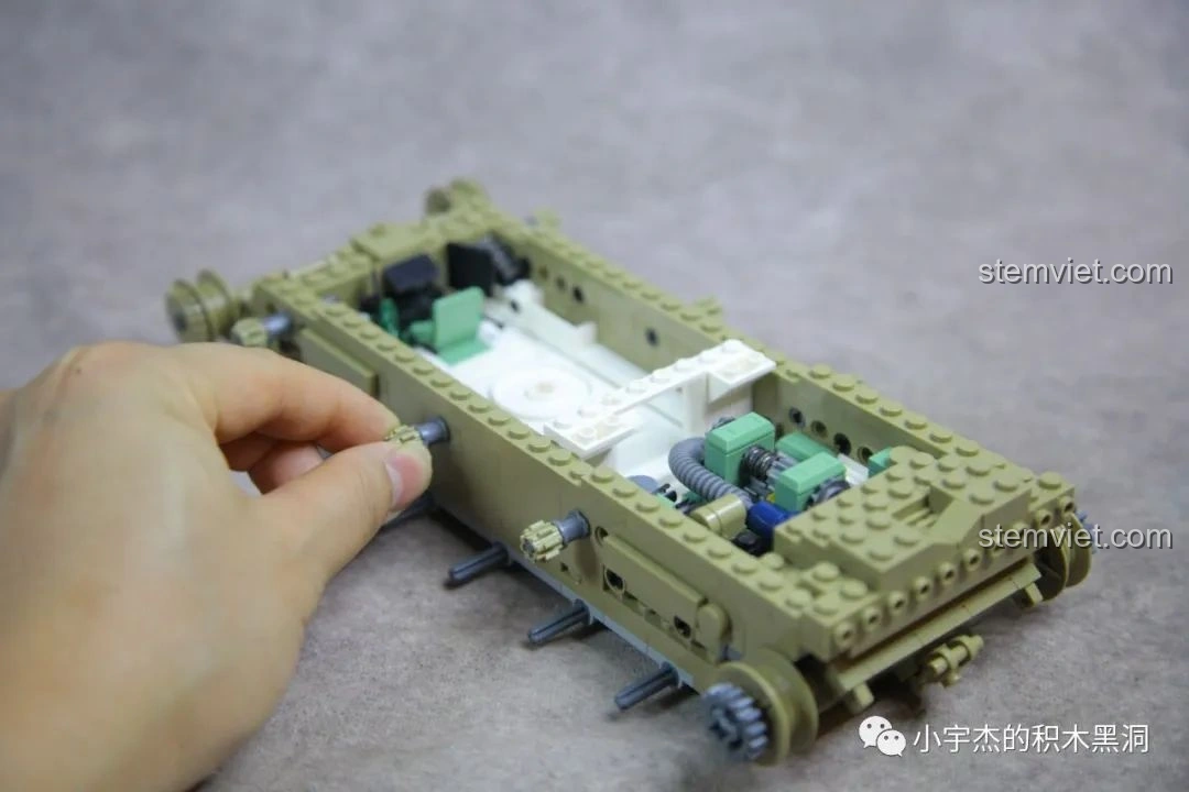 Chi tiết nội thất bên trong xe tăng M60 Magach của bộ PanlosBrick 632004, bao gồm ghế lái và vô lăng.