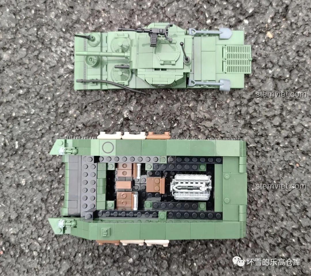 Mô hình xe tăng Sherman M4A1 QUANGUAN 81 với phần thân trên được tháo rời, để lộ cấu trúc nội thất bên trong, bao gồm buồng lái và khoang động cơ. Đánh giá bộ lắp ráp xe tăng.