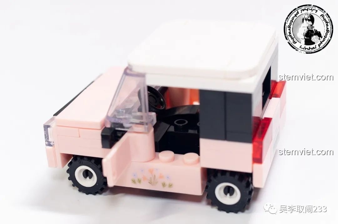 Nội thất chi tiết bên trong xe Wuling Mini EV Forange FC8279 với vô lăng và cần số.