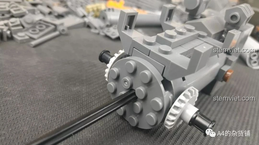 Nòng pháo của KAZI KY10005 Pháo Xe Lửa Dora 800mm Đức gần hoàn thiện, với các chi tiết khớp nối rõ ràng.