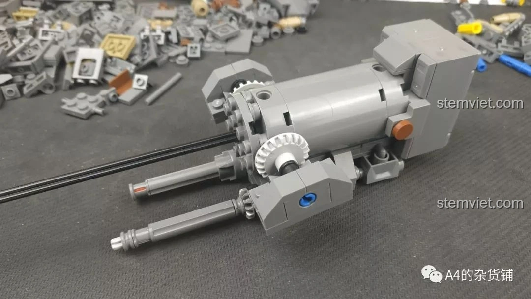 Nòng pháo của KAZI KY10005 Pháo Xe Lửa Dora 800mm Đức đã hoàn chỉnh, đặt cạnh một phần khác của pháo.