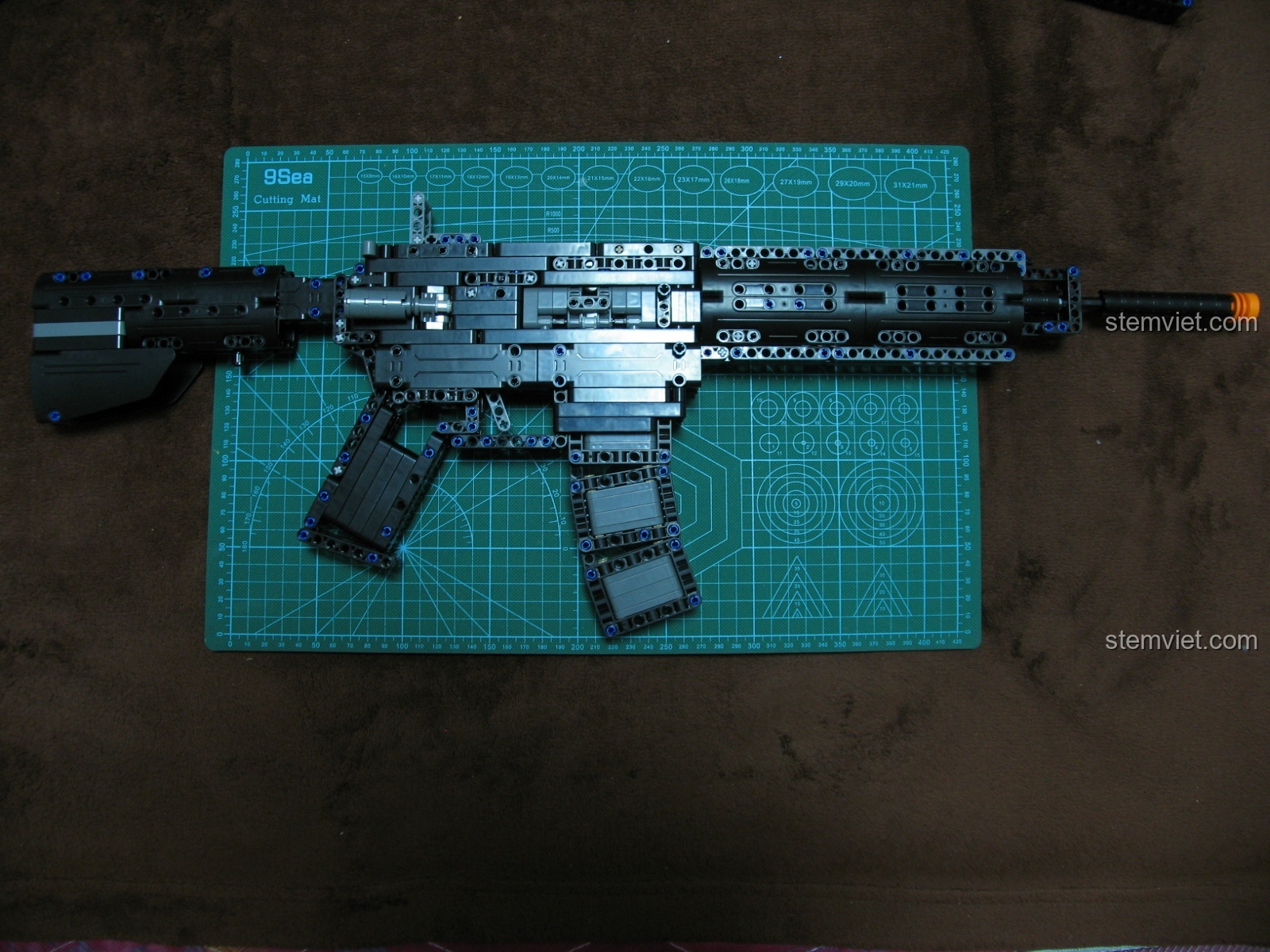 Nòng súng với đầu màu cam đặc trưng của đồ chơi an toàn trên mô hình CaDA C81005.