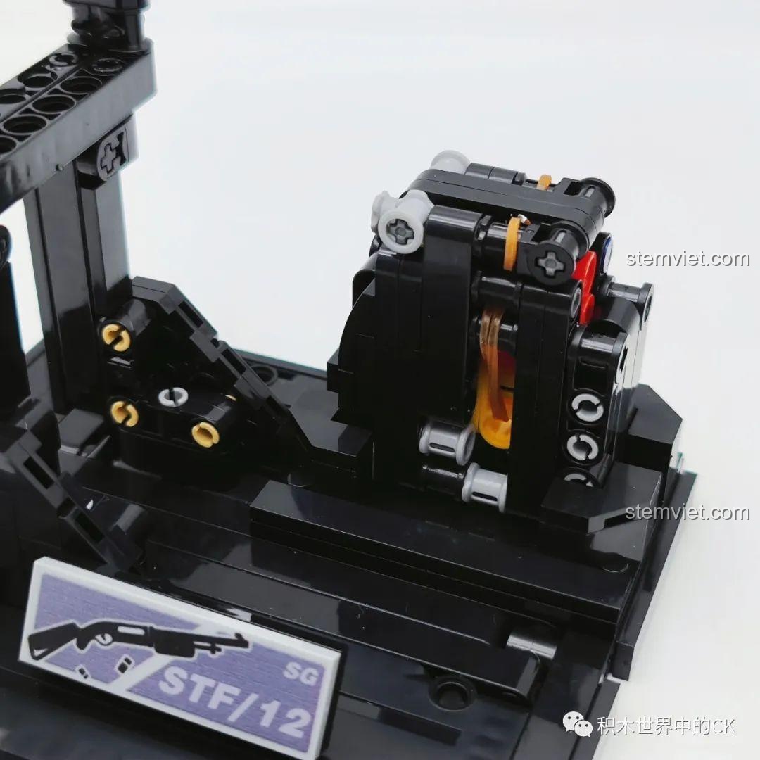 Cận cảnh chi tiết nòng súng của mô hình súng shotgun STF-12 JIESTAR 92402, thể hiện độ chính xác cao.