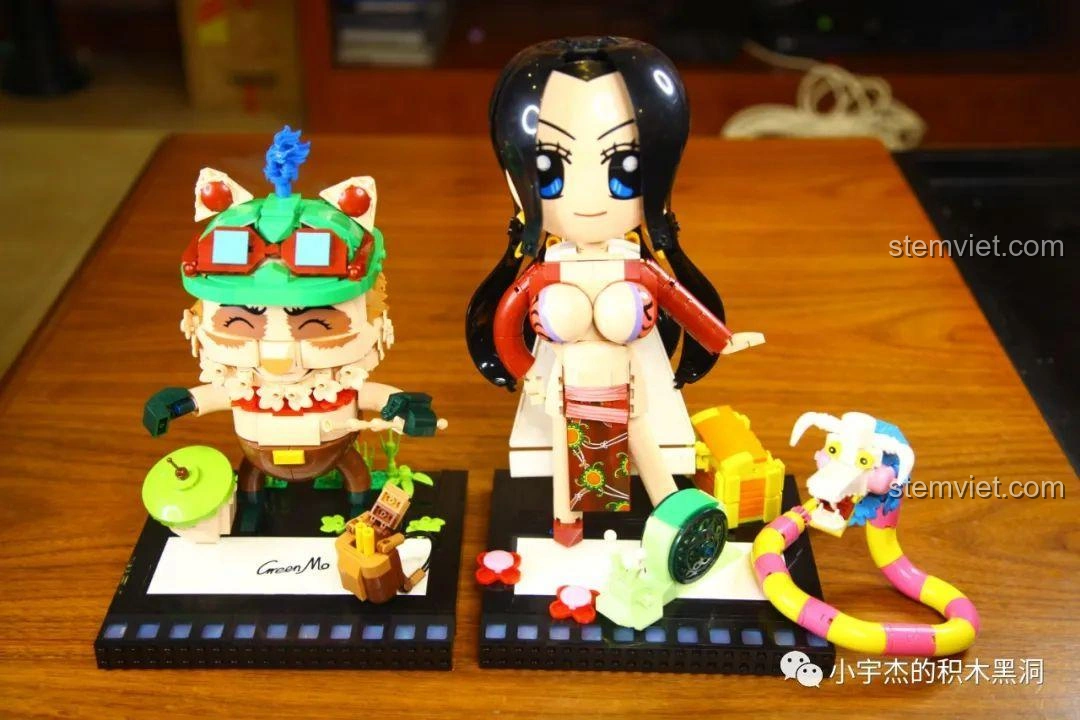 Mô hình Nữ Đế Boa Hancock KBOX 10303 đứng cạnh mô hình Teemo, tạo sự so sánh thú vị.