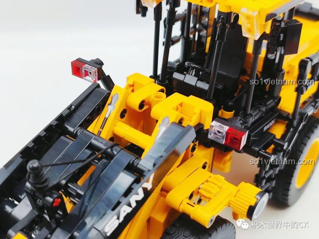 Núm vặn điều khiển các chức năng cơ học của xe xúc lật Sembo 712016, đặt ở bên hông xe.