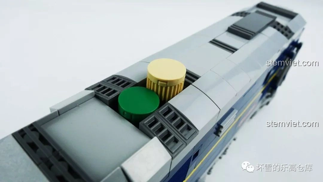 Cận cảnh nút khởi động màu xanh và núm điều chỉnh tốc độ màu be trên nóc đầu máy KAZI KY98220 Tàu Hỏa Đông Phong 11Z, cho thấy tính năng điều khiển.