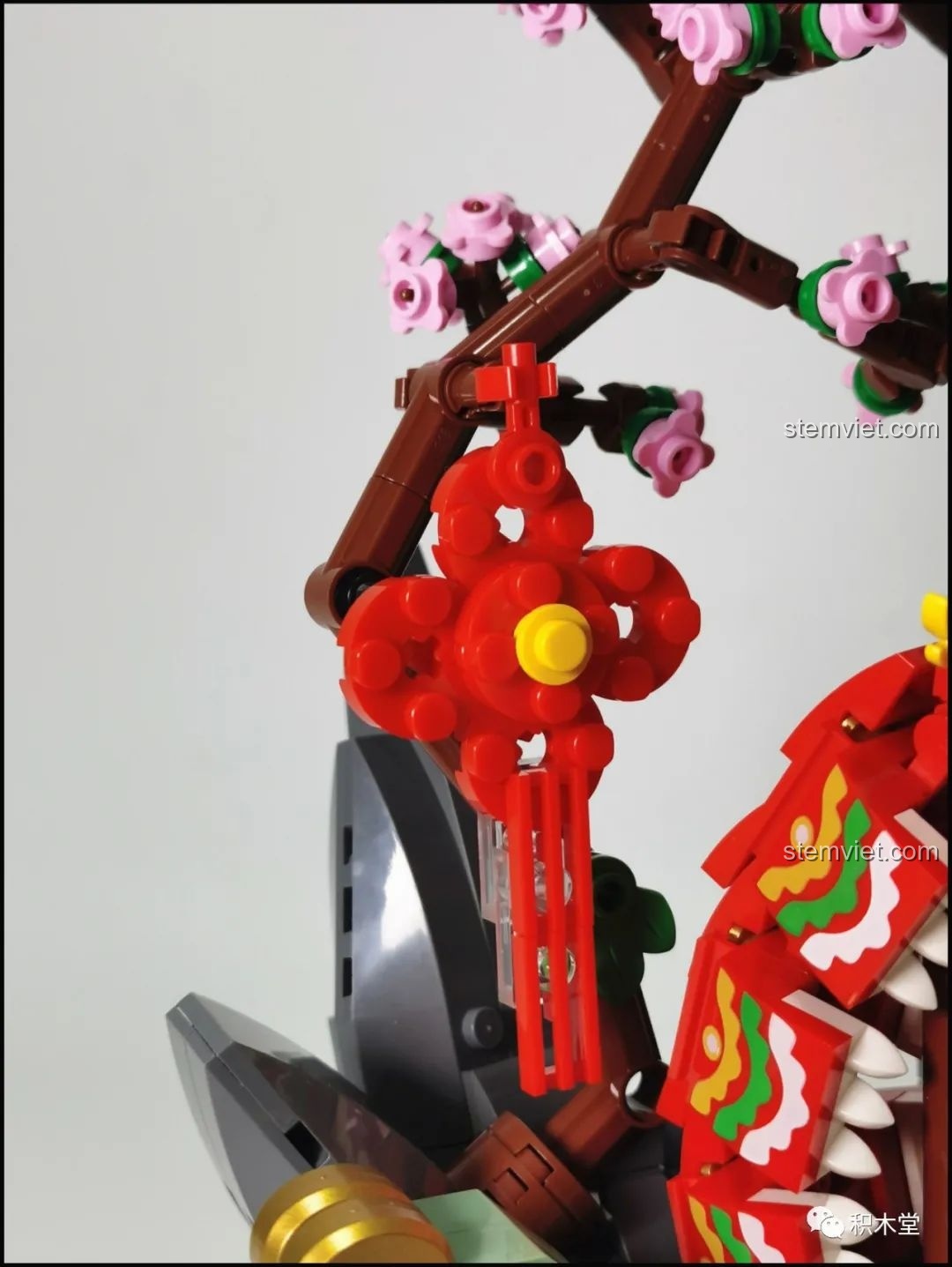 Nút thắt Trung Quốc màu đỏ trong bộ Bồn Tụ Bảo Phú Quý Pantasy 18003, chi tiết văn hóa độc đáo.