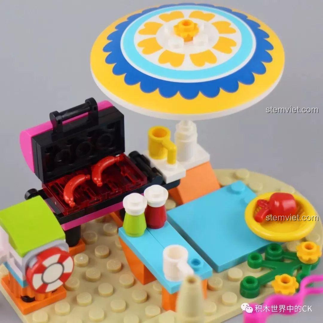 Khu vực bàn ăn với ô che nắng in họa tiết sặc sỡ trong bộ QMAN 2018, tạo không khí nghỉ dưỡng thư giãn.