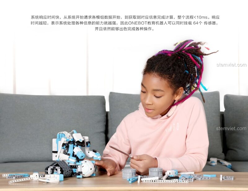 Một bé gái đang tập trung lắp ráp Robot lắp ráp đa năng 01, thể hiện sự hấp dẫn của đồ chơi STEM.
