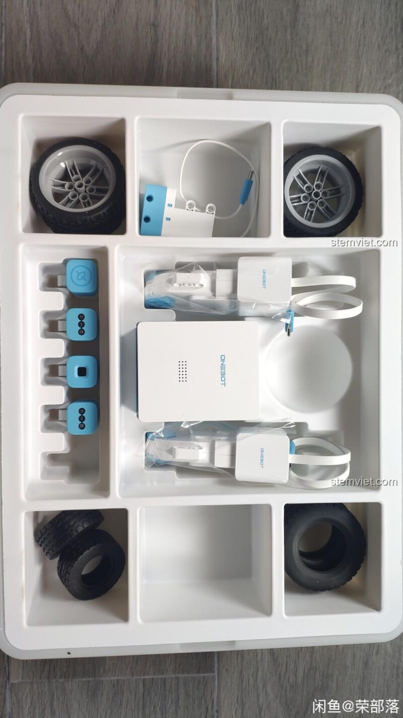 Ảnh chụp thực tế các chi tiết của Robot giáo dục STEM AIQIEDU#01 trong khay đựng, thể hiện chất lượng cao cấp.