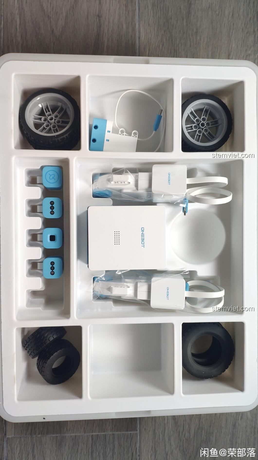 Ảnh chụp thực tế các chi tiết của Robot giáo dục STEM AIQIEDU#01 trong khay đựng, thể hiện chất lượng cao cấp.