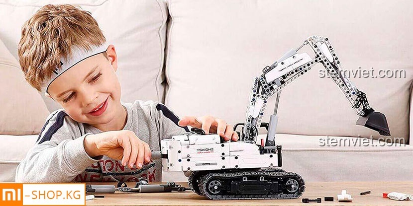 Cận cảnh cabin điều khiển màu đỏ và đen của mô hình Xe xúc đất ONEBOT GCWJJ01IQI, cho thấy độ chi tiết cao của sản phẩm.