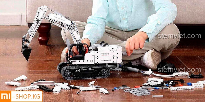 Mô hình Xe xúc đất ONEBOT GCWJJ01IQI sau khi lắp ráp hoàn chỉnh, nổi bật với cánh tay cẩu dài và hệ thống bánh xích chắc chắn. Lựa chọn thay thế tiết kiệm cho LEGO®.